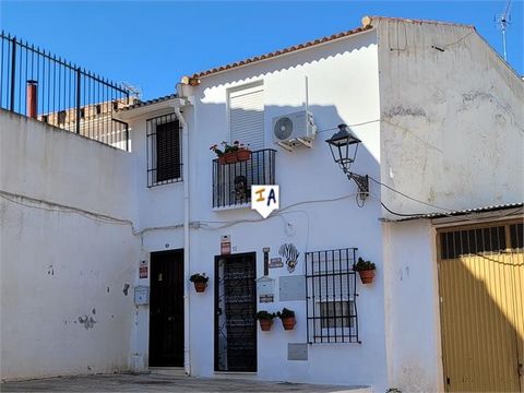 Dieses hochwertige, möblierte Stadthaus liegt in einer ruhigen Sackgasse im Herzen von Cuevas San Marcos in der Provinz Malaga in Andalusien, Spanien, und ist nur wenige Gehminuten von allen lokalen Annehmlichkeiten der Stadt entfernt, darunter Gesch...