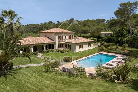 Cette magnifique villa de prestige située entre Mougins et Valbonne offre un cadre de vie idéal. Le calme absolu et l'environnement résidentiel assurent une tranquillité sans pareil. La propriété dispose d'un grand terrain, avec une piscine, un tenni...