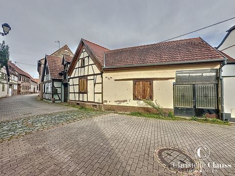 Vieni a scoprire in esclusiva nella tua agenzia Christelle Clauss questa casa idealmente situata vicino al centro della città di Rosheim, rue du Lion. La casa costruita nel 1800 ha un terreno di 104 m2 per una superficie abitabile di 100 m2. Si compo...