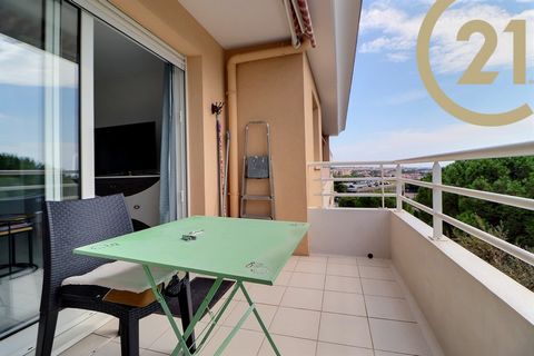 VENTE EN EXCLUSIVITE - FREJUS - SECTEUR HOPITAL - Dans une résidence de standing, beau 2 pièces rénové de 36.47m2 au dernier étage avec ascenseur avec vue dégagée jusqu'à la mer. Il est composé d'une entrée, d'un séjour avec cuisine aménagée donnant ...