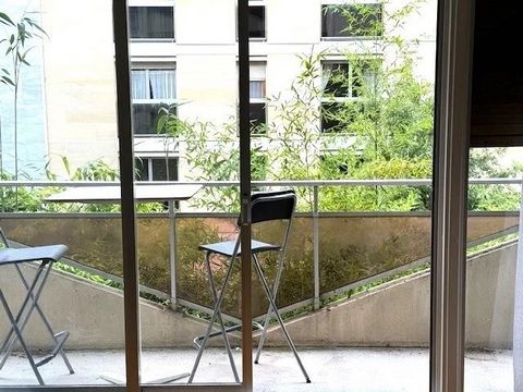 CHARLES MICHELS -BEAUGRENELLE -Ideally located at the foot of the shops of the rue Saint Charles, and transport, the VANEAU agency, offers you a nice studio of 23.60m² Loi Carrez opening onto a wide balcony of 4.61 m² on the 2nd floor in a very quiet...