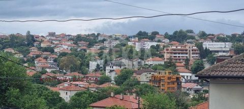 Découvrez une maison en briques bien entretenue de 144 m², idéale pour vivre toute l’année ou comme retraite de vacances, au cœur de Byala, dans la région de Varna. Cette charmante maison de deux étages, implantée sur un généreux jardin de 1028 m², o...