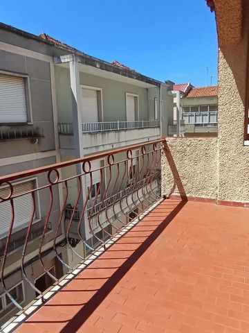 Come and see this excellent 3 bedroom villa in the center of the city of Caldas da Rainha! This fantastic villa consists of three floors: - Garage for approximately three cars, with internal access to the house. It has a service toilet and an area wi...