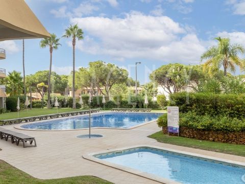 Atemberaubende, komplett renovierte 4-Zimmer-Wohnung in Vilamoura Diese unglaubliche 4-Zimmer-Wohnung befindet sich in einer prestigeträchtigen Wohnanlage mit Garten und Swimmingpool und bietet allen Komfort und Eleganz in einer privilegierten Lage i...