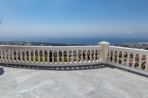 Apartamento espacioso de tres dormitorios en la popular urbanización Capistrano. Magníficas vistas panorámicas a las montañas, campo, Nerja & del mar desde su terraza orientada al Sur.