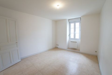 ANGERS - APPARTEMENT T1bis actuellement loué 380 € + charges- secteur St Serge / Palais de Justice. Dans une petit copropriété cet appartement situé au rez de chaussée surélevée. Il est composé d'une entrée, d'une pièce de vie, une cuisine séparée et...