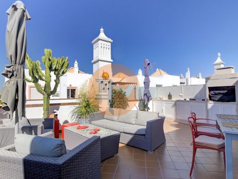 Cabanas de Tavira, Quinta da Gomeira, T2 op de bovenste verdieping met uitzicht op zee. Het T2 appartement heeft een bruto oppervlakte van 75,10 m², en bestaat uit een woonkamer met toegang tot twee terrassen van 40 m² en 17 m², twee slaapkamers, twe...