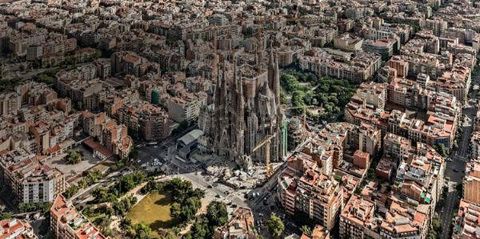 BYGGNAD I BARRIO SAGRADA FAMILIA JTO. SEDETE TRÄDGÅRDAR OCH INDUSTRITRÄDGÅRDAR BYGGNAD SOM SKA UPPDATERAS. JTO. KOLLEKTIVTRAFIK, MED UTMÄRKTA KOMMUNIKATIONSVÄGAR, ALLA TYPER AV ANLÄGGNINGAR OCH TJÄNSTER PÅ GATUNIVÅ BYGGNADEN PÅ 600M2 BYGGD FINCA REGI...