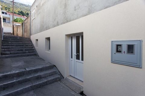 Apartment Maricol is perfectly located just 900 m away from Pile gate. There is a public parking on street. This lovely one bedroom apartment is perfectly fit for up to two people. It features free WiFi, air-conditioning and LCD TV. Kitchenette is fu...