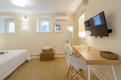 Apartment Sympa features studio apartment located inside the famous Dubrovnik City Walls. Main street Stradun promenade is 300 m from the accommodation. Check in office and key pick up point is at the address Getaldiceva ulica 9, 20000 Dubrovnik (a s...