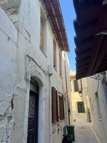 Réthymnon, Vieille Ville, Maison individuelle à vendre, 50 m², Statut de la propriété : Nécessite une rénovation partielle, 2 Niveaux, 2 Chambres 1 Cuisine(s), 1 Salle(s) de bain(s), Chauffage : Aucun, Année de construction : 1983, Certificat énergét...