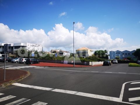 Land with Approved Projects for the construction of a Multifamily Housing Building We present an excellent investment opportunity in the heart of Paim, Ponta Delgada! This large plot with an area of 602 m² already has approved projects for the constr...