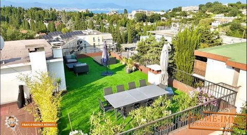 EXCLUSIVE !!!! Exceptional roof terrace in the heart of Antibes. In a small condominium of 4 apartments, We offer you a fully-renovated 3-room apartment on the 2nd and top floor without elevator, storeroom, private parking. Vous souhaitez visiter ou ...