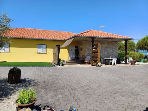 Située près de Maravilha, à Mirandela, cette ferme est une convergence entre une architecture plus traditionnelle et des lignes modernes, avec une surface de construction brute de 464 mètres carrés et un terrain d’environ 4123 mètres carrés. Cette pr...