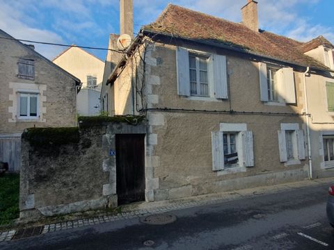 Je vous présente cette maison située à La Trimouille. Cette maison est à rénover entièrement et de nombreux travaux sont à prévoir. Notamment la toiture, la plomberie, l'électricité... MAIS deux possibilités s'offrent à vous! Soit faire une seule et ...