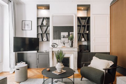 Splendid renovated and furnished apartment in Rue Greffulhe, in the 8th arrondissement, in the heart of the Madeleine district. It is located on the 2nd floor with elevator and is close to the Havre-Caumartin, Madeleine and Opéra metro stations. Near...