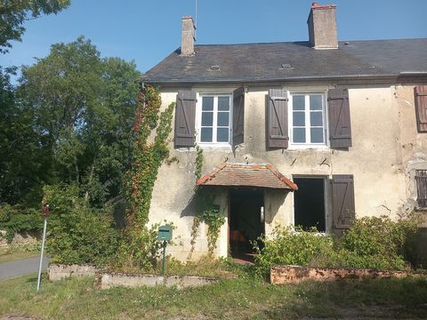 Ons bureau is verheugd u dit grote huis in Bourg aan te bieden, gedeeltelijk gerenoveerd. Ideaal gelegen in het hart van het dorp met een adembenemend uitzicht op het omliggende platteland, op 10 minuten van Cercy-La-Tour en zijn voorzieningen, schol...