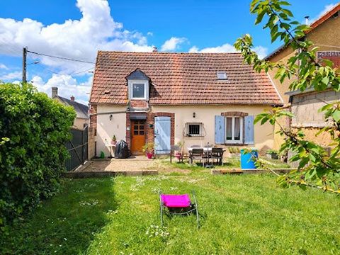 A 20 minuti da CHARTRES SUD, Romuald JAULNEAU ... , vi offre una vecchia casa di circa 100 m² di superficie abitabile. Questa affascinante casa è composta nella parte principale al piano terra da un soggiorno aperto sulla cucina con travi a vista, un...