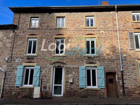 COURS LA VILLE - à 2 minutes du centre-ville - à proximité de toutes les commodités nécessaires : maison de santé - pharmacie - commerces - écoles - Immeuble en pierre composé de 3 appartements à terminer de rénover - huisseries neuves. Caves. Le tou...