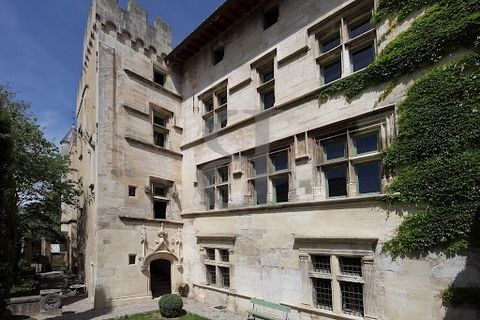 PERNES LES FONTAINES Heart of the village. Exceptional and Unique ! Classified private mansion from the 16th century! A piece of history and heritage of Provence. Renovated in the rules of the art and developing 800m ² approximately of useful surface...