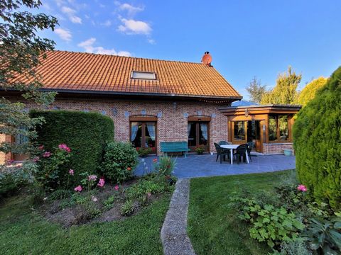 Zeer mooi huis te koop in SOLRE LE CHATEAU 59740. Huis op een perceel van +- 2.300 m2. Op de begane grond: Entree, grote woonkamer, woonkamer, ingerichte keuken, kantoor, 2 slaapkamers, wasruimte, kleine veranda. Vloer; mezzanine, 2 slaapkamers, toil...