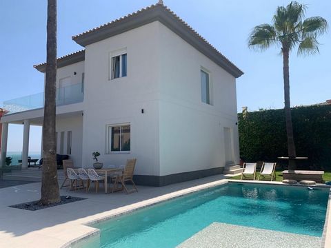 Esta impresionante villa de lujo en Mijas, Malaga, es el sueño hecho realidad para aquellos que buscan una propiedad de ensueño en la Costa del Sol. Con 5 dormitorios y 4 baños, esta villa ofrece un amplio espacio para toda la familia. Con una superf...