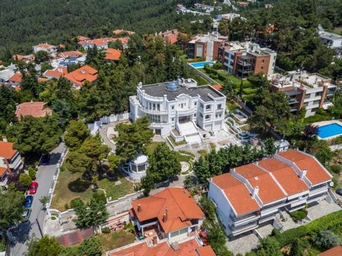 Objektnummer: HPS176 - Panorama Panorama Old Village Panorama ZU VERKAUFEN renovierte möblierte Villa auf 3 Ebenen mit einer Gesamtfläche von 1040 m² auf einem Grundstück von 2600 m². Es besteht aus 5 Schlafzimmern, Wohnzimmer mit Küche, 2 Bädern und...