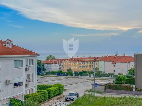 Location: Istarska županija, Umag, Umag. Istrien, Umgebung von Umag Geräumiges Einfamilienhaus zum Verkauf in attraktiver Lage in der Nähe von Umag, nur 300 m vom Meer entfernt. Das Haus hat eine Fläche von 500 m2 und erstreckt sich über Erdgeschoss,...