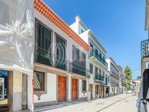 Prédio totalmente reabilitado com 616 m2 de área bruta de construção, varandas, terraços, logradouro e jardim de 353 m2, inserido em lote de terreno de 540 m2, na Rua da Carreira, Funchal, Madeira. Em pleno centro da cidade do Funchal, este prédio é ...