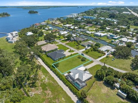 Bienvenue au paradis : CONSTRUISEZ VOTRE MAISON DE RÊVE sur cette tranche parfaite de Sébastien. Pittoresque, calme et charmant 15 maison quartier cul de sac. À quelques pas de l’historique Indian River Drive Walk/Run/Bike. À quelques minutes de bell...