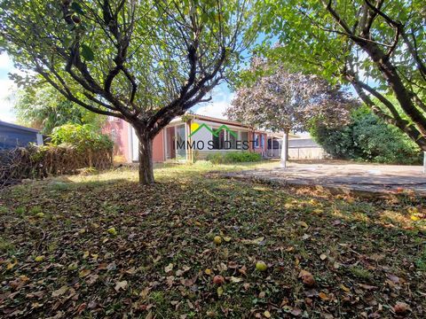 Maison de plain-pied de 107m2 habitables, terrain de 583 m2 clos et arboré. La maison se compose d'une pièce de vie, une cuisine séparée, une véranda, 3 chambres, une salle d'eau et un wc. Un garage et une buanderie complétent ce bien. Double vitrage...