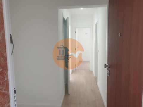 Simpático Apartamento T3 com, vista desafogada totalmente remodelado e Cozinha equipada com : - Forno - Placa - Exaustor - Termo Acumulador -Máquina de Lavar Roupa - Máquina de Lavar Louça - Combinado tudo encastrado Sala Hall 1 Quarto Suite 2 Quarto...