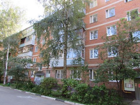 Продажа 3-х комнатной квартиры. Московская обл.. г. Подольск, мкрн. Климовск, проспект 50 лет Октября, д. 30. 3/5 кирп., 1973 г., 59,7/41,7 смежно-изолир. (17,3+14,1/10,3 ). Паркет, ст/пакеты. Кухня 5,9. Коридор 7,9. Балкон из большой комнаты заст. и...