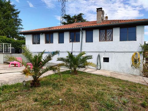 Dans un quartier résidentiel calme et recherché d'Yvrac, venez découvrir cette maison de 126 m² habitables avec en plus son studio indépendant de 42 m² en rez de jardin. Composée de 6 pièces - 3 chambres 11 m² - salon séjour avec cheminée de 31 m² - ...