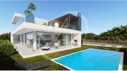 Set of three independent villas under construction with completion scheduled for the last quarter of 2023. With very generous areas this villa consists of three suites, a large living room with an integrated kitchen, a social toilet, large terraces, ...