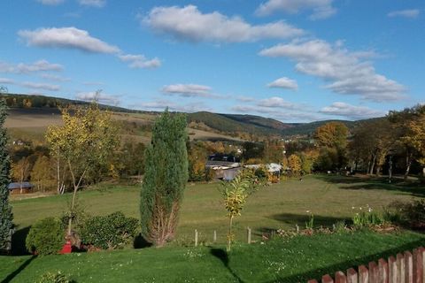 Inmitten des Elstergebirges, das an den Naturpark Vogtland grenzt, liegt auf einer Höhe von ca. 500 bis 600 m der Kurort Bad Elster. In dem von Wäldern umgebenen Ortsteil Sohl liegt dieses kleine und gemütliche 2-Personen-Ferienhaus auf einem 500 m2 ...