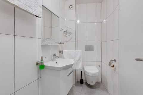 Dit comfortabele hotel met meerdere vakantieappartementen is centraal gelegen in Oberhausen. Het appartement is geschikt voor stellen en gezinnen en gelegen in het lichte souterrain van het pand. Vanaf hier kun je gemakkelijk de vele toeristische tre...