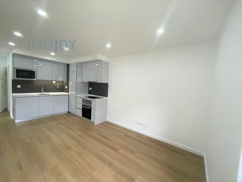 Se vende un excelente apartamento de 3 dormitorios, situado en la Rua General Silva Freire, en el tranquilo y céntrico Bairro da Encarnação, en Lisboa. Las fotos publicadas son solo ejemplos. La propiedad está en proceso de reforma integral, con la p...
