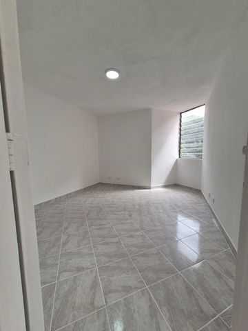 I sell spacious and comfortable apartment in El Poblado, Loma del Encierro, located in the exclusive residential unit Poblado Real. The property has 84 m² distributed in 3 bedrooms, library or study, 2 bathrooms, independent kitchen, laundry area, 1 ...