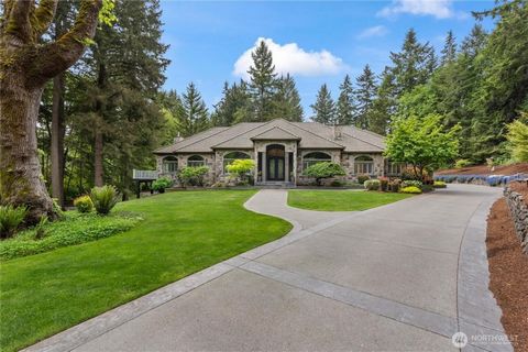 Entdecken Sie luxuriöses Wohnen in diesem exquisiten, maßgeschneiderten Haus mit 4 Schlafzimmern und 3,25 Bädern, das sich auf einem 5 Hektar großen, parkähnlichen Anwesen befindet. Die Residenz ist außergewöhnlich handwerklich gefertigt und verfügt ...
