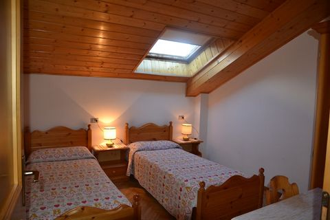 Dieses gemütliche Apartment in der Via Dossi 22 im Herzen von Cavalese ist der perfekte alpine Rückzugsort für Familien oder Gruppen. Das Wohn-/Esszimmer verfügt über ein Doppelschlafsofa und Sat-TV – ideal für entspannte Abende. Die praktische Küche...