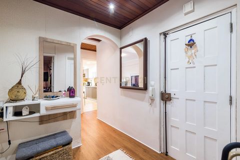 ***** VISITAS SUSPENSAS***** Descubra este acolhedor apartamento T2, totalmente remodelado, localizado no rés-do-chão de um edifício tranquilo na Buraca, Amadora. Com 71 m² de área, este imóvel é a escolha perfeita para quem procura conforto, funcion...