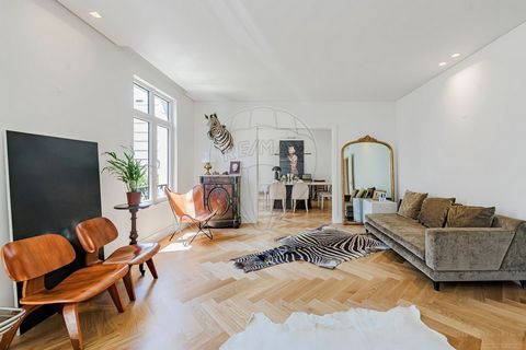 Apartamento de Luxo em Edifício Art Nouveau / Rua Rodrigues Sampaio / Charme Histórico em Pleno Coração de Lisboa Num dos edifícios mais emblemáticos da Rua Rodrigues Sampaio, este apartamento T6 transformado em T5 insere-se num autêntico palacete ur...