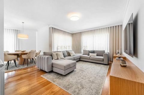 Descubra este magnífico apartamento T4, totalmente renovado, localizado em Guimarães. Com uma área generosa de 211m², este imóvel oferece um espaço moderno e confortável, ideal para famílias que procuram qualidade de vida e estilo. O apartamento disp...