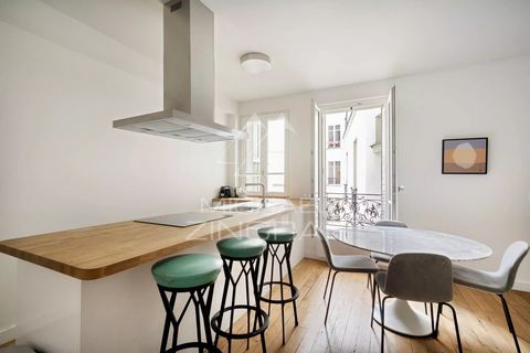 Gelegen aan de rue de la Comète in het hart van de wijk Gros Caillou, rue Clerc en zijn winkels, in een gerenoveerd gebouw uit 1900. De woning bevindt zich op de 1e verdieping zonder lift, in perfecte staat, inclusief een entree, een grote ruimte met...