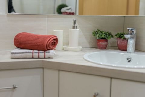 Ten komfortowy i stylowo urządzony dom wakacyjny znajduje się na parterze zadbanego domu w centrum Madfeld, pięknej dzielnicy Brilon otoczonej wzgórzami i łąkami. Duży apartament z prywatnym wejściem jest idealny dla grupy lub kilku rodzin. Można wsp...