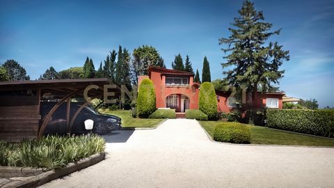 Campagnano di Roma Vrijstaande villa met zwembad, privé park en bijgebouw CENTURY 21 Skyline is verheugd deze vrijstaande villa te presenteren, opgehangen op het hoogste punt van de Poggio dell'Ellera in Campagnano di Roma, een charmante villa, gebou...