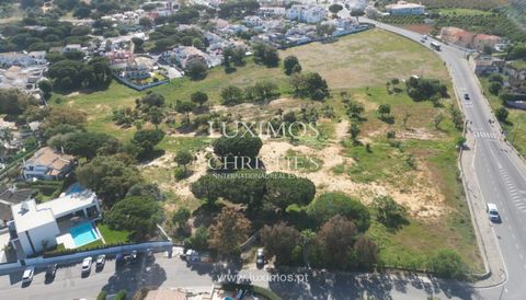 Localizado numa zona em expansão , nos arredores tranquilos de Albufeira , este extenso terreno com 7.920 m² oferece uma oportunidade distinta para desenvolvimento habitacional . A sua localização destaca-se pela envolvência calma , excelente exposiç...