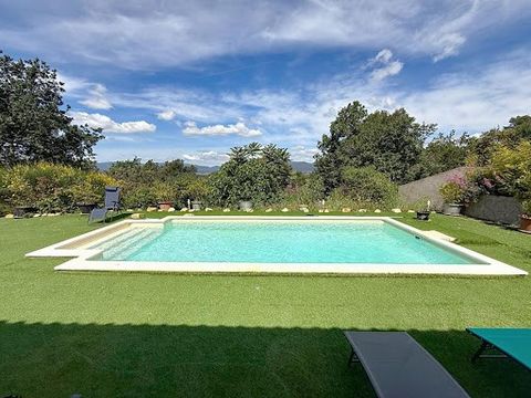 Nichée au coeur d'un environnement verdoyant, cette propriété entièrement rénovée en 2021 allie charme, modernité et confort. Édifiée sur un terrain de 2 289 m² avec vue dégagée, elle développe une surface habitable d'environ 178 m². En rez-de-jardin...