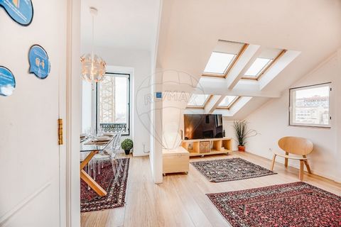 Apartamento T2 para venda na Costa do Castelo, Lisboa Este apartamento T2, situado no 4º andar de um edifício tradicional sem elevador, é a oportunidade perfeita para quem procura um espaço confortável e pronto a habitar no coração de Lisboa. Totalme...